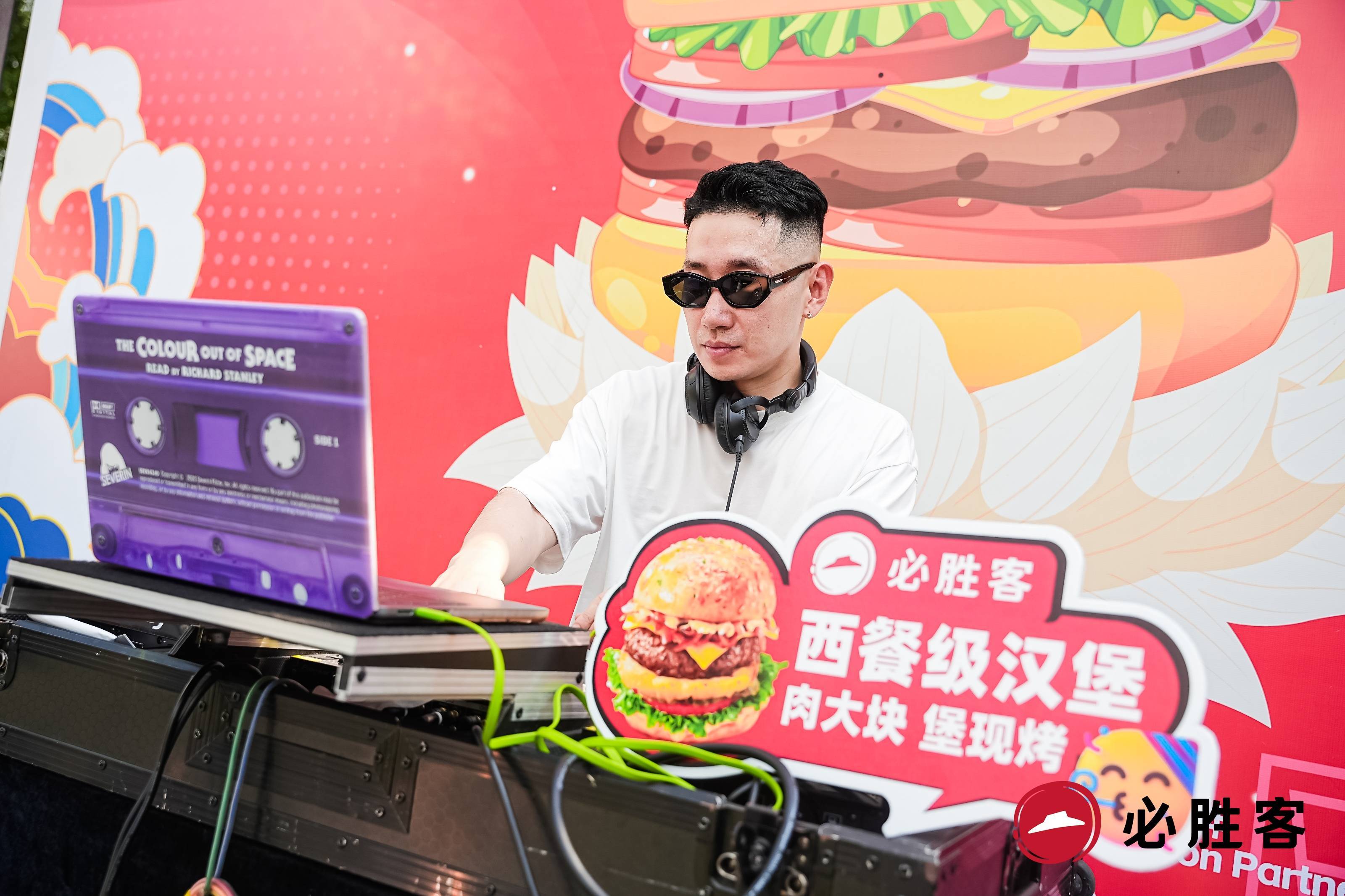 封神堡回归！必胜客比萨堡亮相上海巨C汉堡节