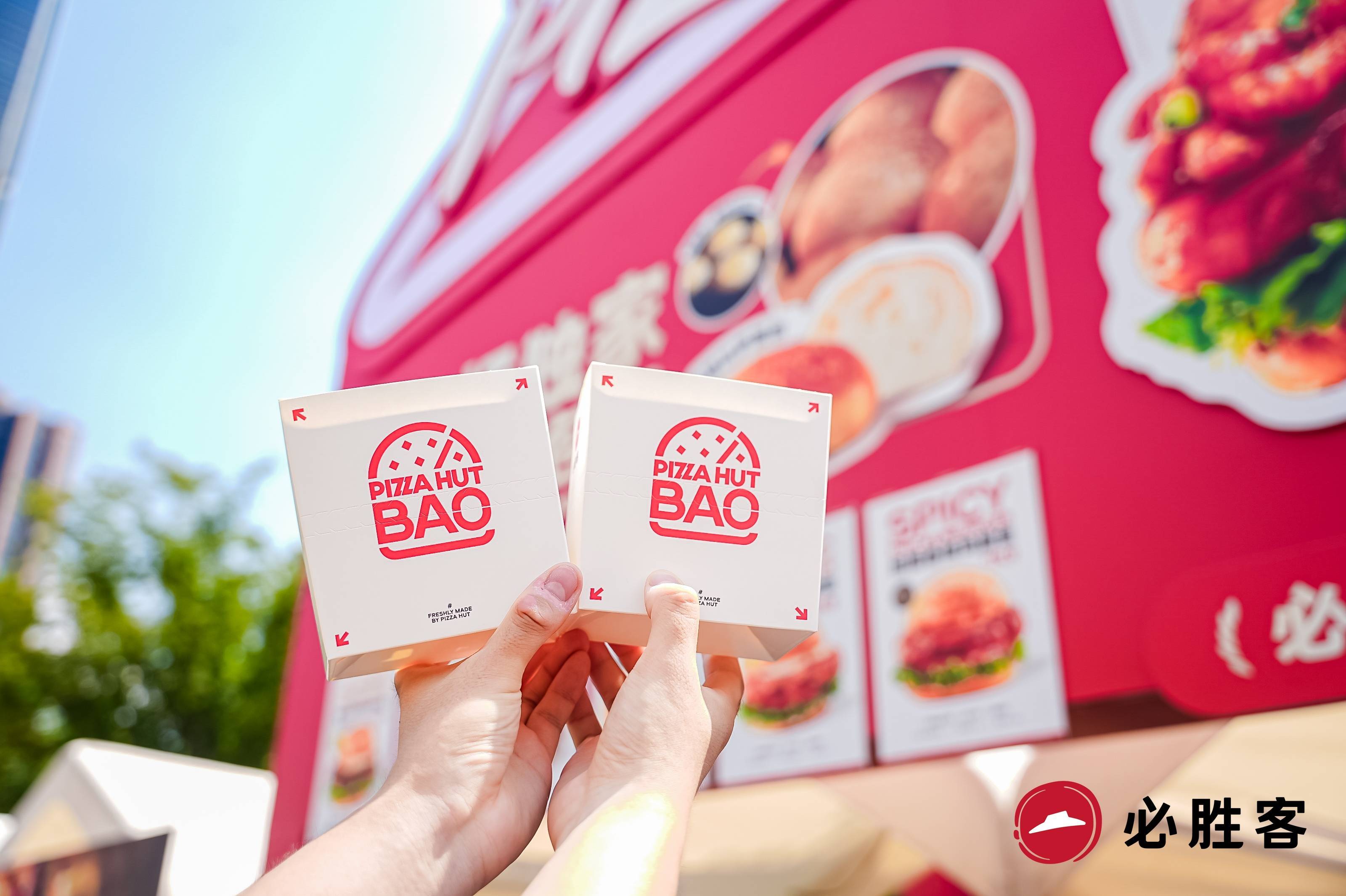 封神堡回归！必胜客比萨堡亮相上海巨C汉堡节